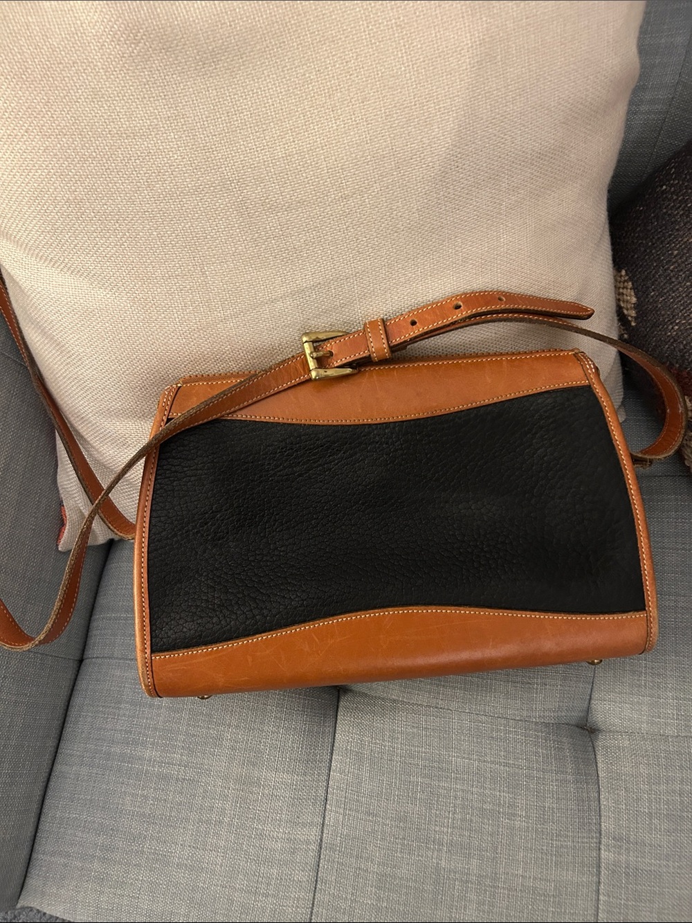 Vintage, DOONEY & BOURKE Leather Crossbody Shoulder Bag in Navy and Tan - Picture 3 of 6